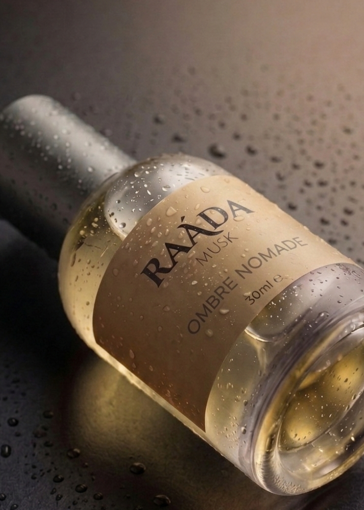 Top: Incense, Benzoin, and Raspberry Heart: Rose, Birch Tar, Smoky Woods Base: Agarwood (Oud) and Amberwood